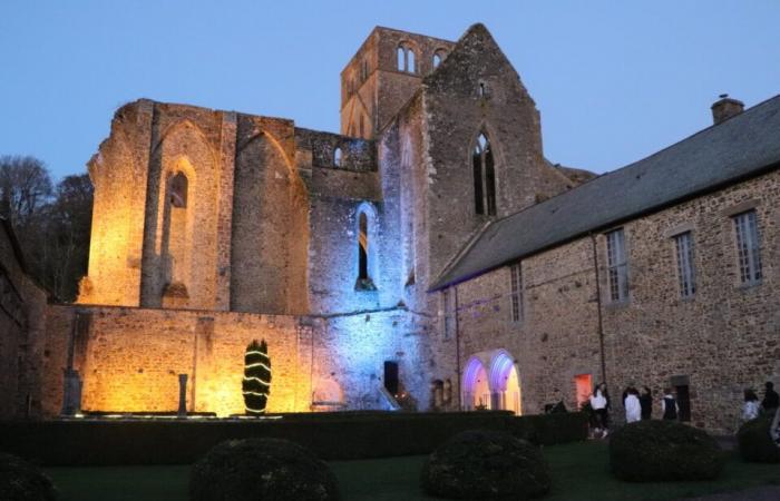 Un grande mercatino di Natale organizzato in questa splendida abbazia della Manica