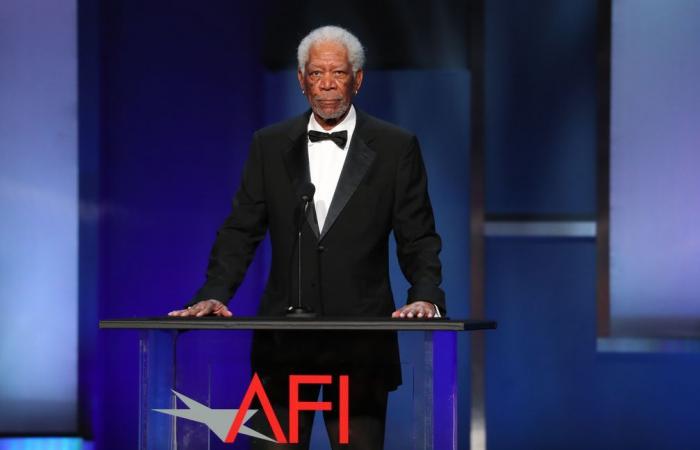 Morgan Freeman, 87 anni, fa girare la testa mentre esce a Los Angeles per una cena in incognito