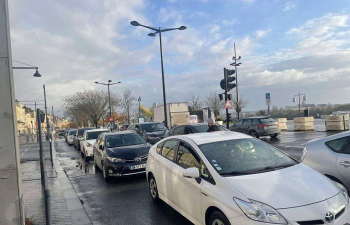 la manifestazione blocca il centro di Bordeaux, chilometri di ingorghi