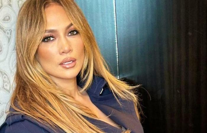 Più ringiovanita che mai: Jennifer Lopez abbaglia con minigonna a pieghe e stivali alti fino alla coscia