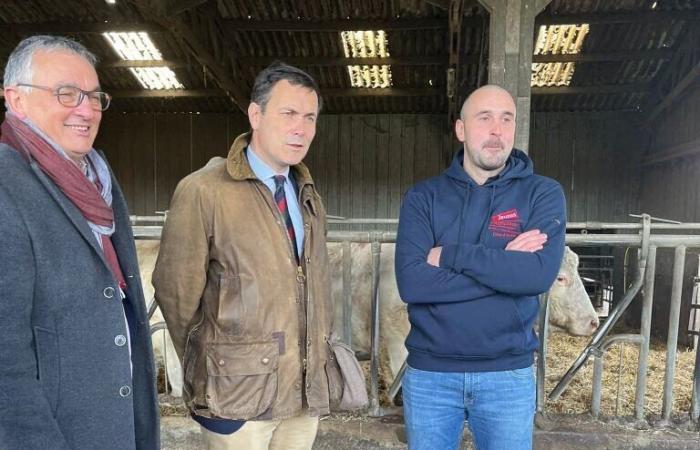 Côtes-d'Armor. Il nuovo prefetto incontra i giovani agricoltori in un'azienda agricola di famiglia