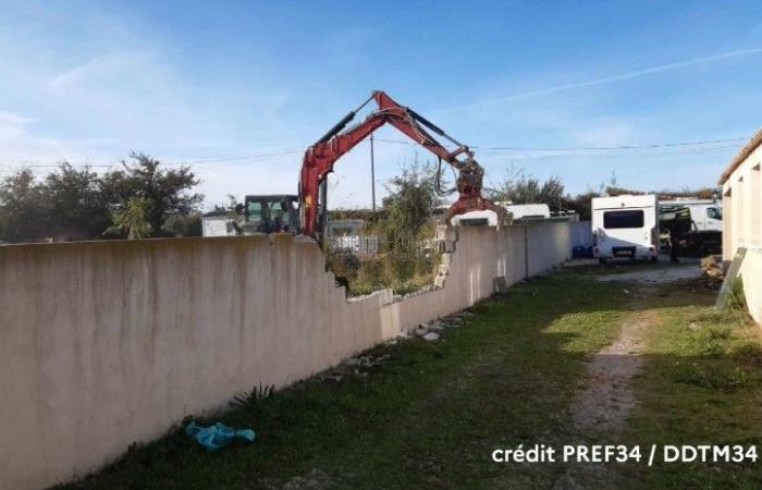 una costruzione abusiva demolita in questa città