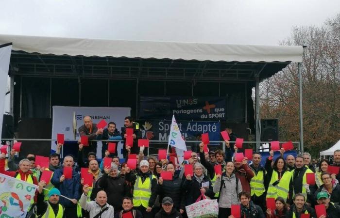 Gli insegnanti di educazione fisica del Morbihan mostrano il cartellino rosso