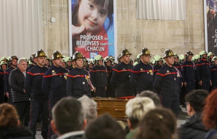 una cerimonia di tributo al tenente Pautrot