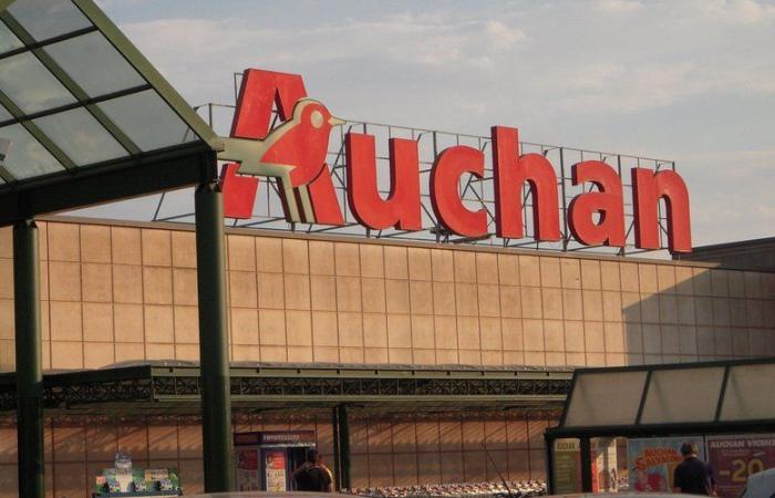 “Grazie, arrivederci”: dopo 40 anni di carriera in Auchan, viene premiata con una medaglia… dopo il licenziamento