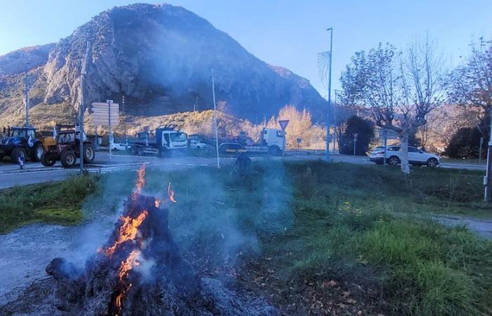 La rabbia dei contadini: con i contadini mobilitati sulla rotonda Sabart a Tarascon-sur-Ariège, “questo è il bel passo, rischia di salire”