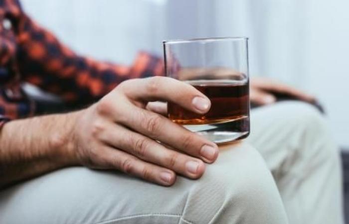 Esiste un legame tra consumo di alcol e caduta dei capelli?