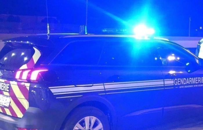 in una situazione irregolare, cerca di sfuggire alla polizia e guida a 100 km/h in città