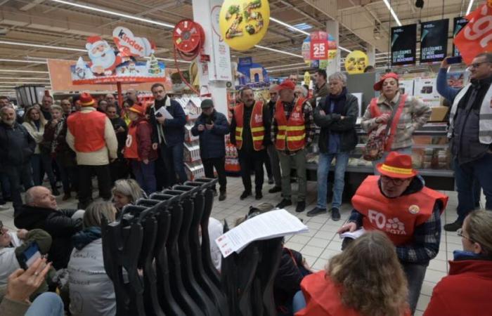 più di 150 persone manifestano contro la chiusura di Auchan