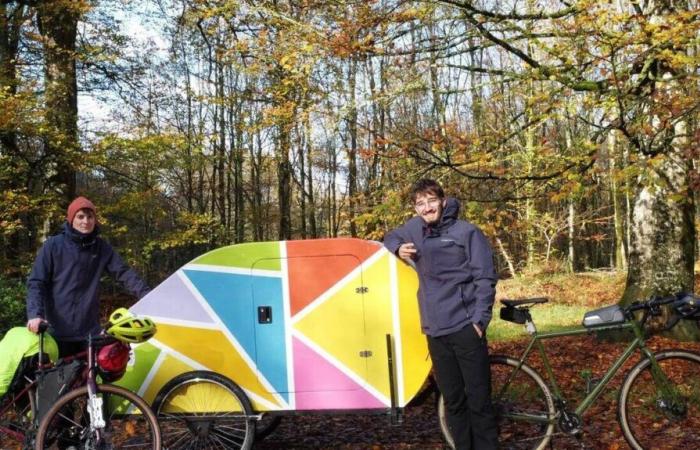 Originari della Mayenne, questi giovani viaggeranno attraverso l'Europa con un mini-caravan trainato da biciclette