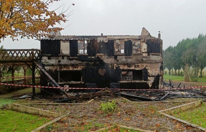 una casa completamente distrutta, evacuata una donna sotto shock