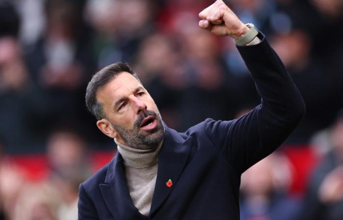 La leggenda del Manchester United Ruud van Nistelrooy è pronta per il ritorno immediato al calcio per conquistare i lottatori della Premier League