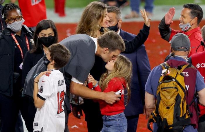 Secondo quanto riferito, Tom Brady trascorrerà il Ringraziamento da solo mentre l’ex incinta Gisele viaggia con i bambini