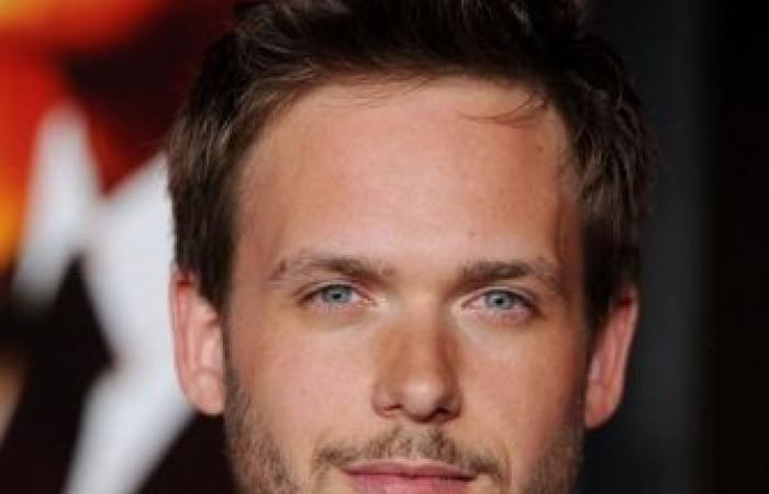 Patrick J. Adams rivela che la depressione e l’alcolismo lo hanno portato ad abbandonare la serie “Suits”.