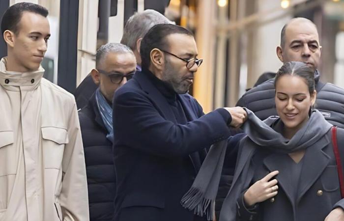 Con i suoi due figli e con indosso i pantaloni “Chi decide la guerra”? Le foto di Mohammed VI a Parigi suscitano reazioni in Marocco