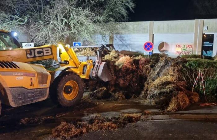 Montbard. Diverse centinaia di agricoltori hanno manifestato davanti all'Ufficio francese per la biodiversità