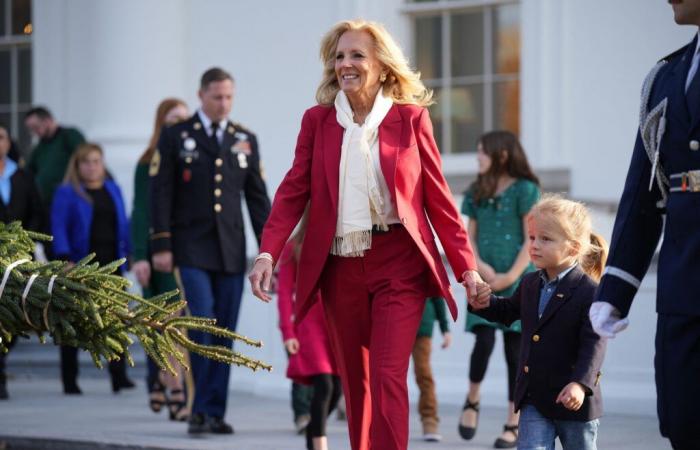 Jill Biden e suo nipote Beau danno il benvenuto all’albero di Natale della Casa Bianca