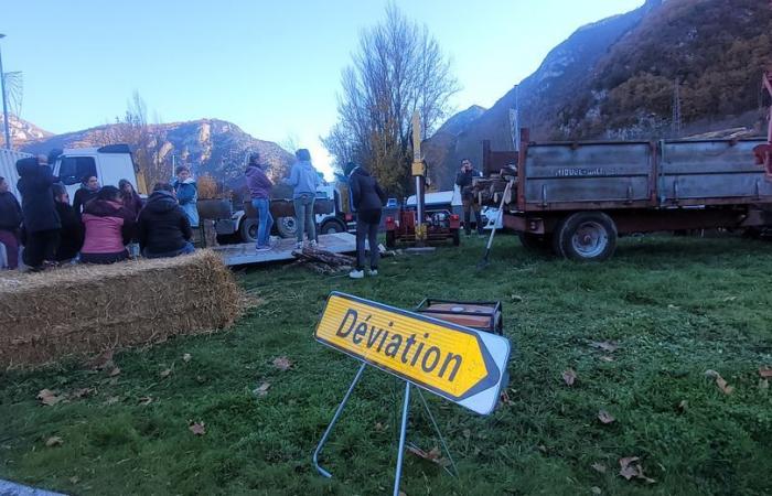 La rabbia dei contadini: con i contadini mobilitati sulla rotonda Sabart a Tarascon-sur-Ariège, “questo è il bel passo, rischia di salire”