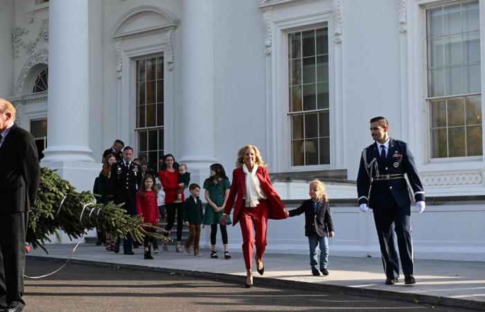 Filmato adorabile: Jill Biden e suo nipote Beau danno il benvenuto all’albero di Natale della Casa Bianca