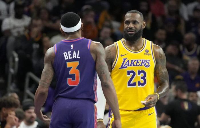 Il blocco dell'inseguimento di Bradley Beal su LeBron James è diventato virale nella partita Lakers-Suns