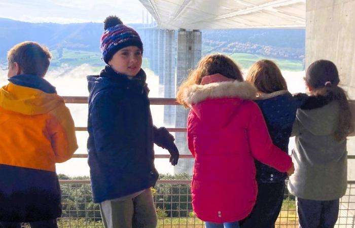 Per celebrare il 20° anniversario, quasi 1.000 studenti del South Aveyron visitano il viadotto di Millau