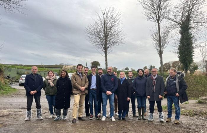 Côtes-d'Armor. Il nuovo prefetto incontra i giovani agricoltori in un'azienda agricola di famiglia