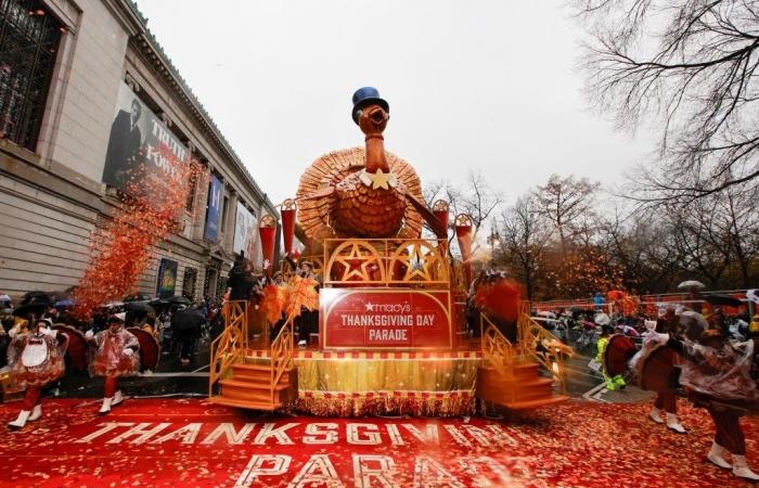 La pioggia non riesce a smorzare la 98esima parata del Ringraziamento di Macy’s 2024 a New York mentre i festaioli vestiti di poncho riempiono le strade: foto