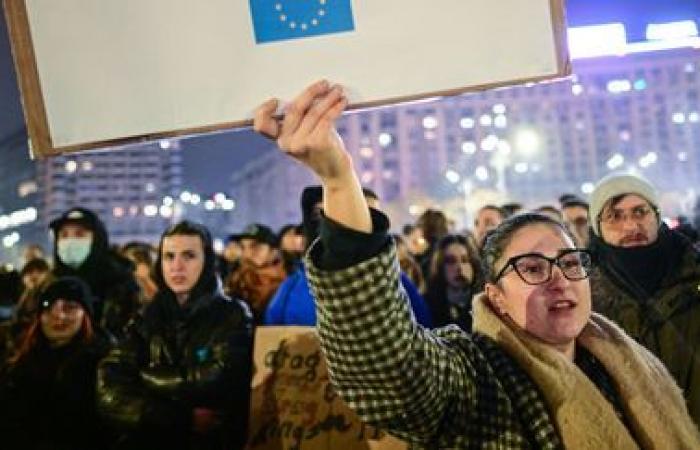 migliaia di manifestanti contro il candidato nazionalista si sono qualificati al secondo turno