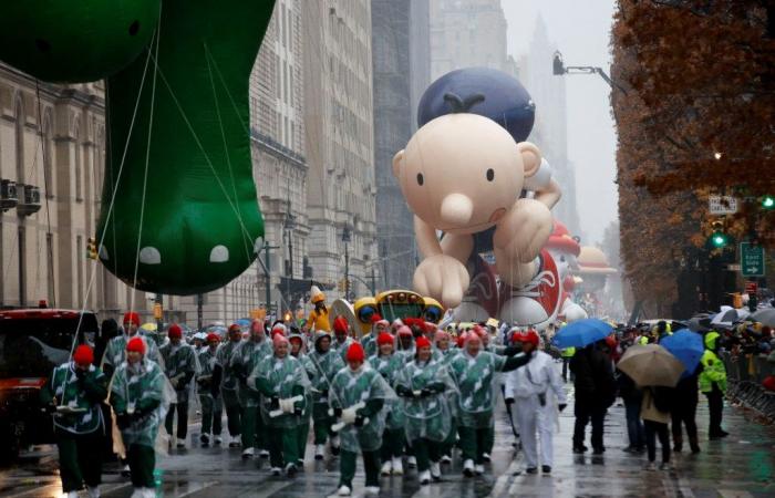 La pioggia non riesce a smorzare la 98esima parata del Ringraziamento di Macy’s 2024 a New York mentre i festaioli vestiti di poncho riempiono le strade: foto