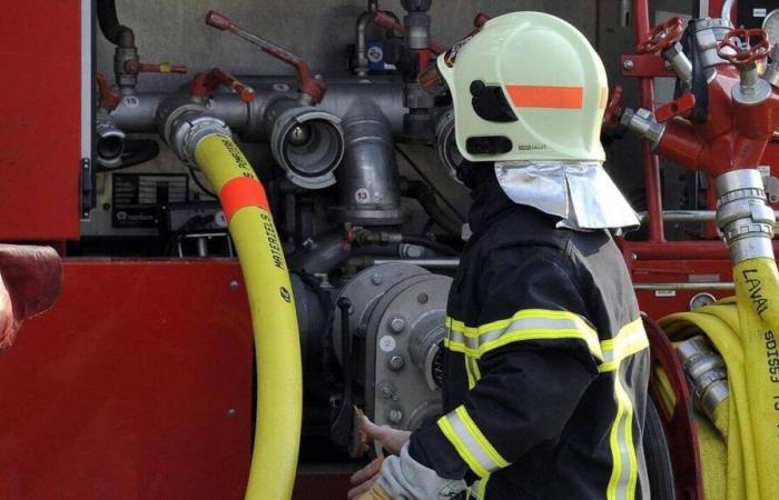 Un edificio devastato da un incendio vicino a Rouen: 16 persone trasferite