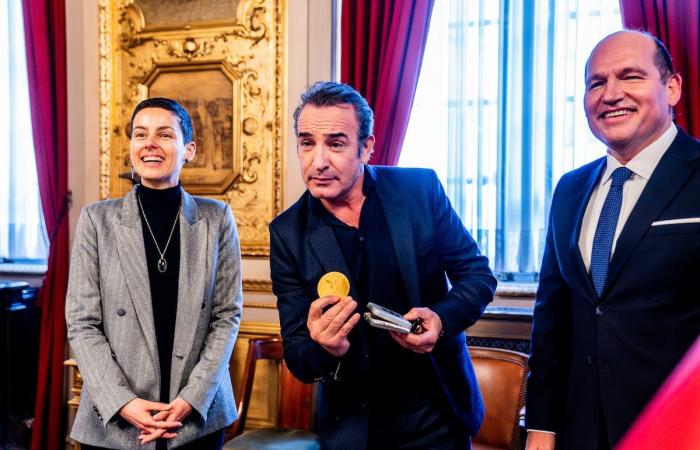 Jean Dujardin fa una dichiarazione d’amore per Bruxelles ed elogia i pregi di un ristorante: “Mi piacciono le sue crocchette al formaggio” (VIDEO)