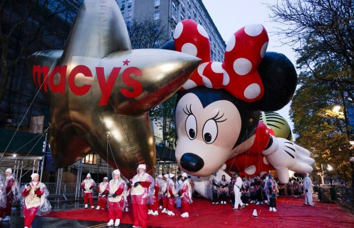 La pioggia non riesce a smorzare la 98esima parata del Ringraziamento di Macy’s 2024 a New York mentre i festaioli vestiti di poncho riempiono le strade: foto