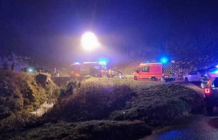 Giurò. Auto rovesciata in curva, traffico completamente bloccato