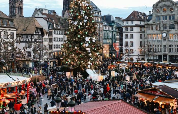 il mercatino di Natale di Strasburgo attira i suoi primi visitatori