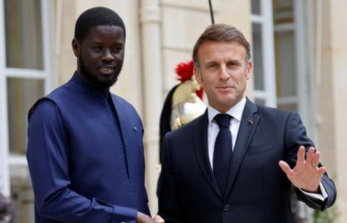 NOTIZIE TV FRANCIA. Emmanuel Macron “riconosce” in una lettera “il massacro” dei fucilieri africani a Thiaroye nel 1944, afferma il presidente del Senegal