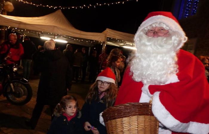 corse di trotto alla presenza di Babbo Natale