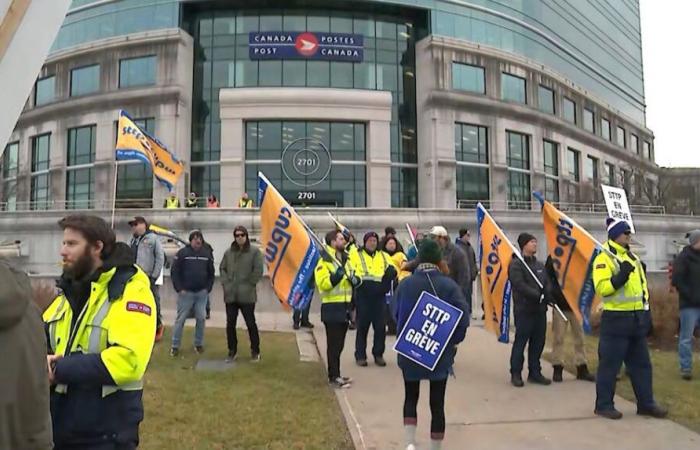 Dimostrazioni dei postini davanti alla sede centrale di Canada Post