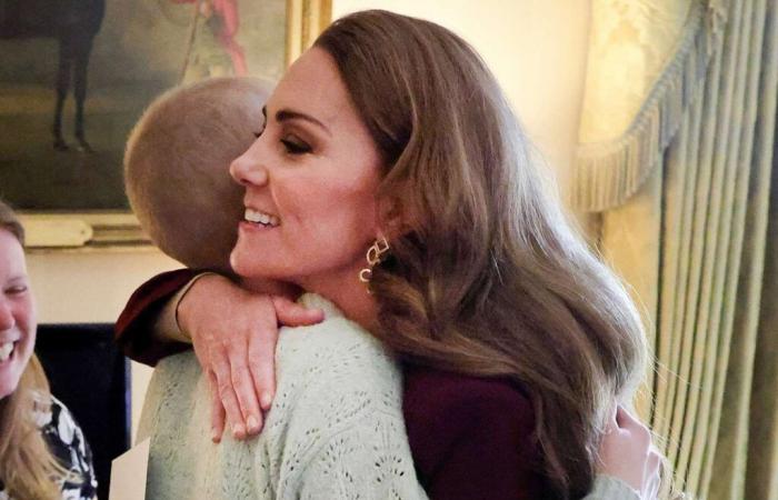 Kate Middleton e il principe William rendono omaggio a un’adolescente morta a 17 anni