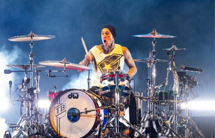 Travis Barker sveglia Kai Cenat con una performance solista di batteria di 13 minuti