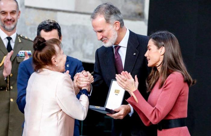 Il re Filippo e la regina Letizia consegnano medaglie d’oro al merito nelle belle arti a 37 personalità