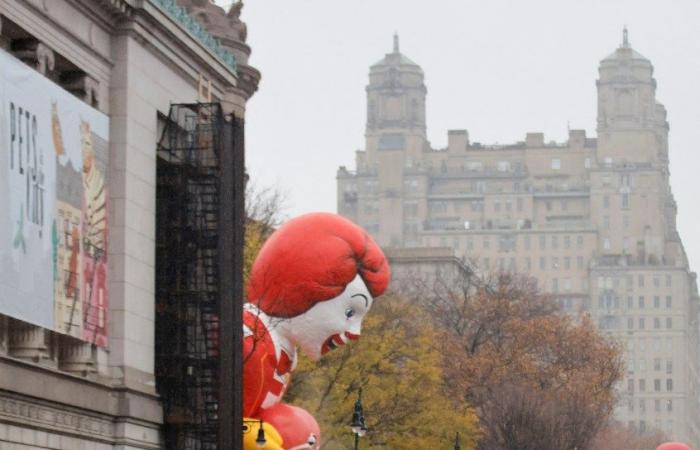 La pioggia non riesce a smorzare la 98esima parata del Ringraziamento di Macy’s 2024 a New York mentre i festaioli vestiti di poncho riempiono le strade: foto