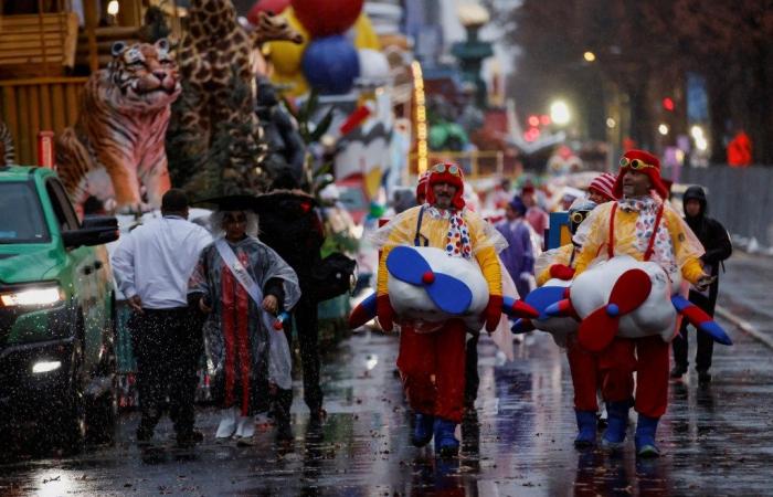 La pioggia non riesce a smorzare la 98esima parata del Ringraziamento di Macy’s 2024 a New York mentre i festaioli vestiti di poncho riempiono le strade: foto