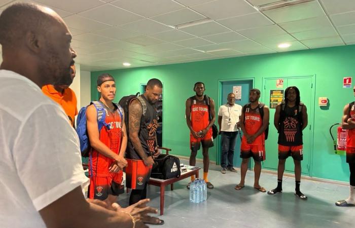 Una partita di basket tra detenuti e giocatori dell’ASC Tour, nel carcere di Rémire-Montjoly