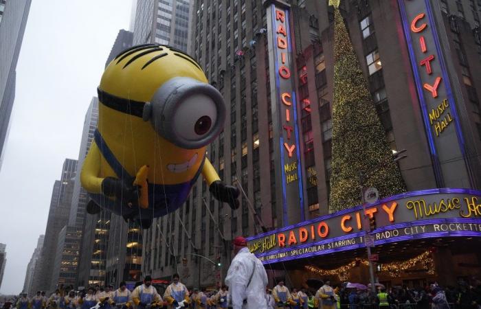 La pioggia non riesce a smorzare la 98esima parata del Ringraziamento di Macy’s 2024 a New York mentre i festaioli vestiti di poncho riempiono le strade: foto