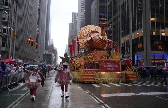 La pioggia non riesce a smorzare la 98esima parata del Ringraziamento di Macy’s 2024 a New York mentre i festaioli vestiti di poncho riempiono le strade: foto