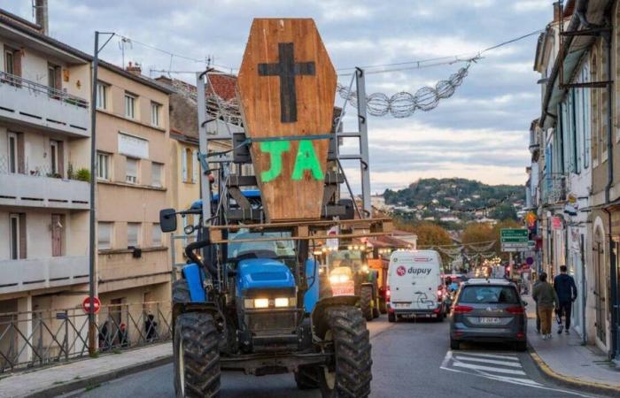 Più di un centinaio di contadini erigono un muro di blocchi di cemento davanti a Inrae a Parigi