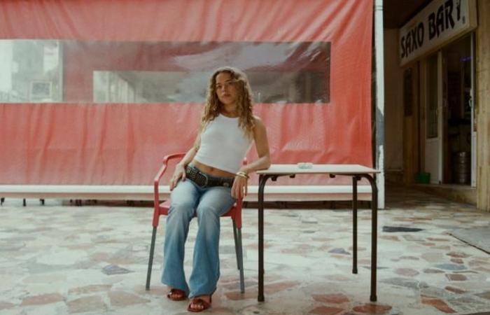 La cantante Nilüfer Yanya, la seduzione dell'introversione