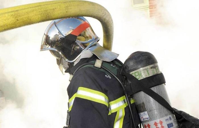 Nord. Gli operai accendono un fuoco mentre fanno un barbecue in una casa in costruzione