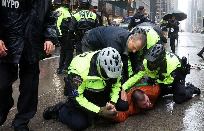 I manifestanti anti-israeliani cercano di bloccare il percorso della parata del Giorno del Ringraziamento di Macy