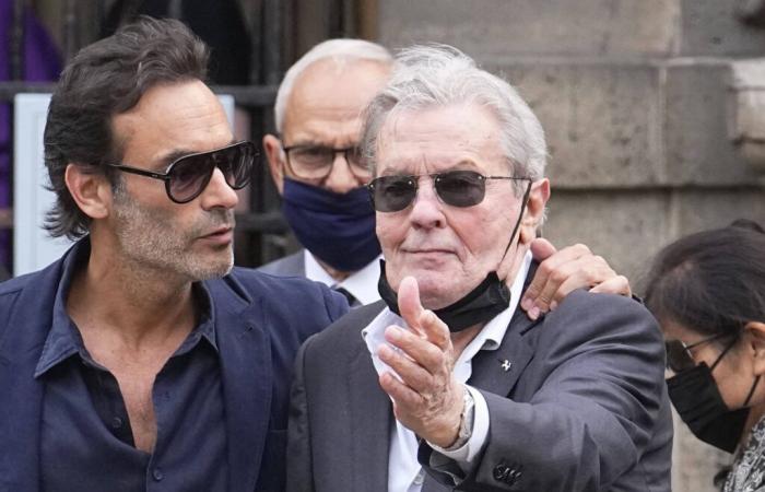 Anthony Delon risponde alle voci sulla bisessualità su suo padre